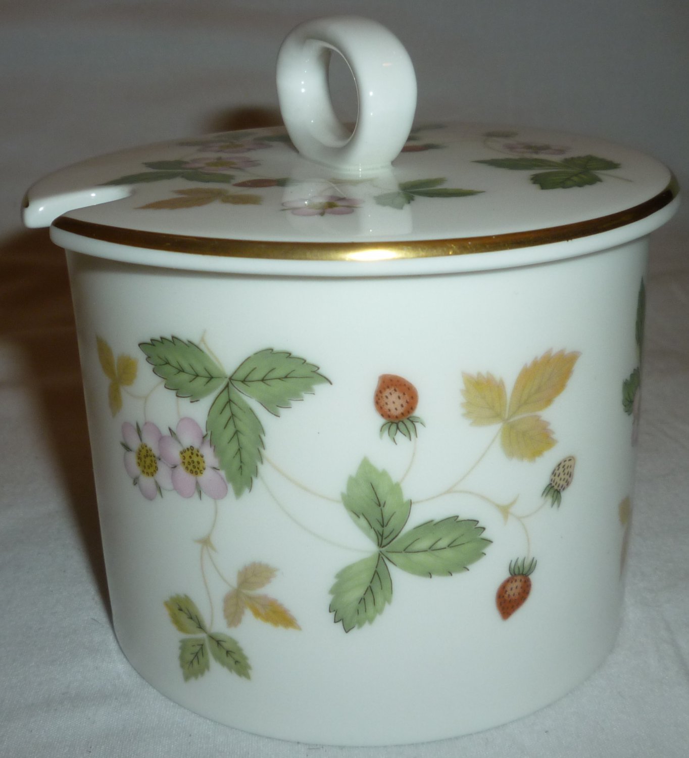 ORIGINAL WEDGWOOD ENGLAND BONE CHINA WILD STRAWBERRIES JAM POT SUGAR BOWL