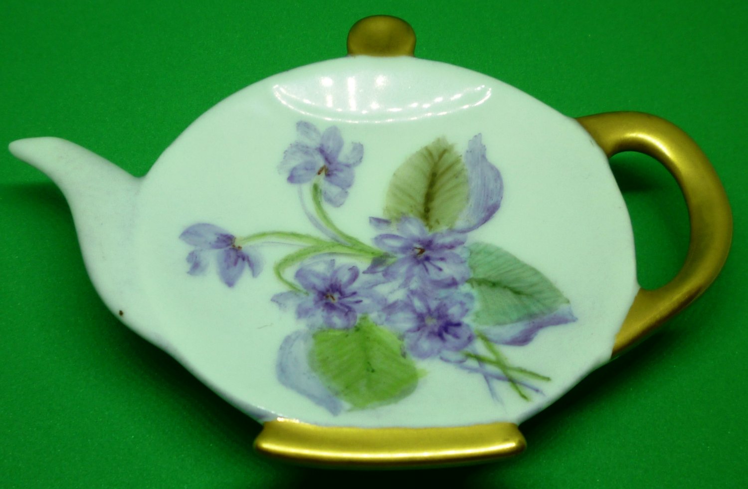 CHARMING PORCELAIN TEAPOT PLATE TEA BAG HOLDER BETTY RICHMOND 1972 VIOLETS