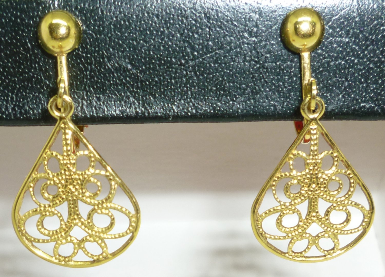 VINTAGE GOLD TONE INTRICATE SPRING CLIP EARRINGS