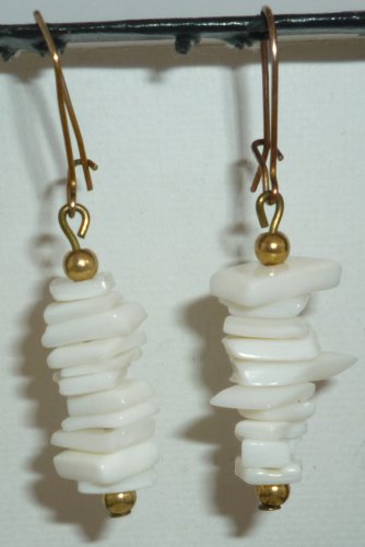 SMALL DANGLING EARRINGS BEADED WHITE OPAL