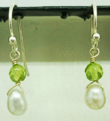 CHARMING RIVER PEARL & GREEN GLASS BEADED EARRINGS