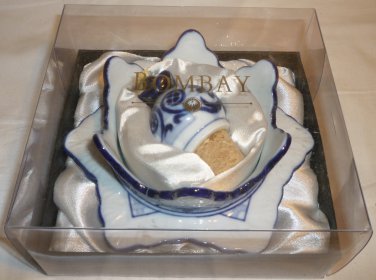 BEAUTIFUL BOMBAY BLUE & WHITE PORCELAIN WINE BOTTLE COASTER & STOPPER GIFT SET
