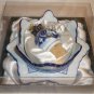 BEAUTIFUL BOMBAY BLUE & WHITE PORCELAIN WINE BOTTLE COASTER & STOPPER GIFT SET
