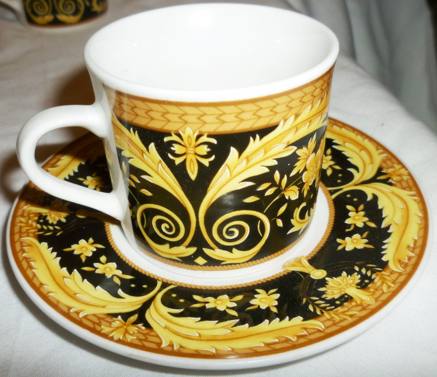 LYNNS FINE CHINA 4 DEMITASSE CUPS & SAUCERS SET