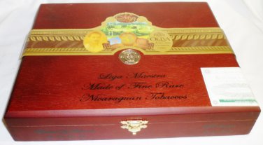 COLLECTIBLE EMPTY CIGAR WOOD BOX OLIVA LIGA MAESTRO