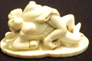 VINTAGE #1 JAPANESE POTTERY NETSUKE SHUNGA MINIATURE Figurine