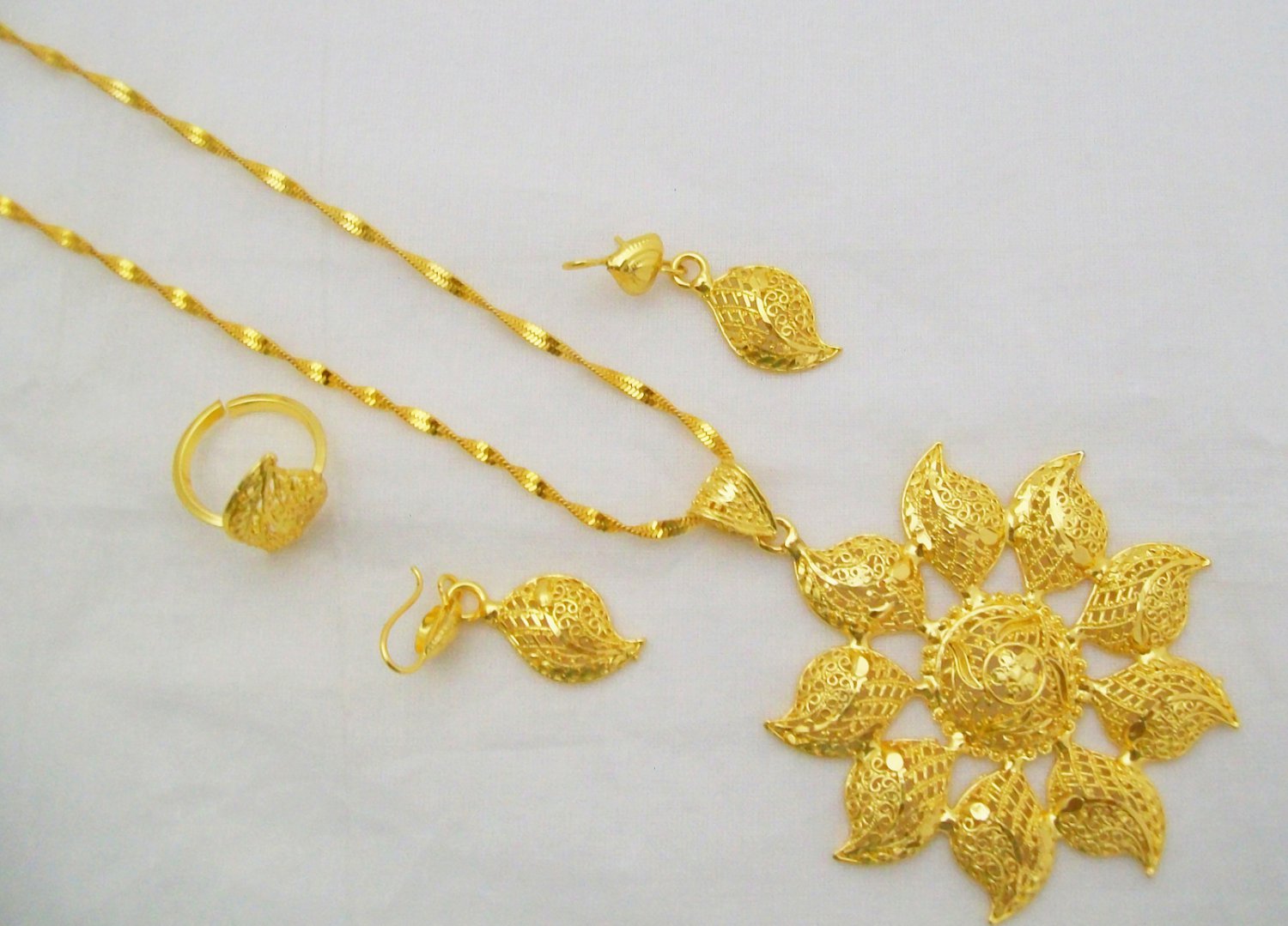 Antique Swirl Design Filigree Gold Plated Chain Pendant Necklace Indian Jewelry Set