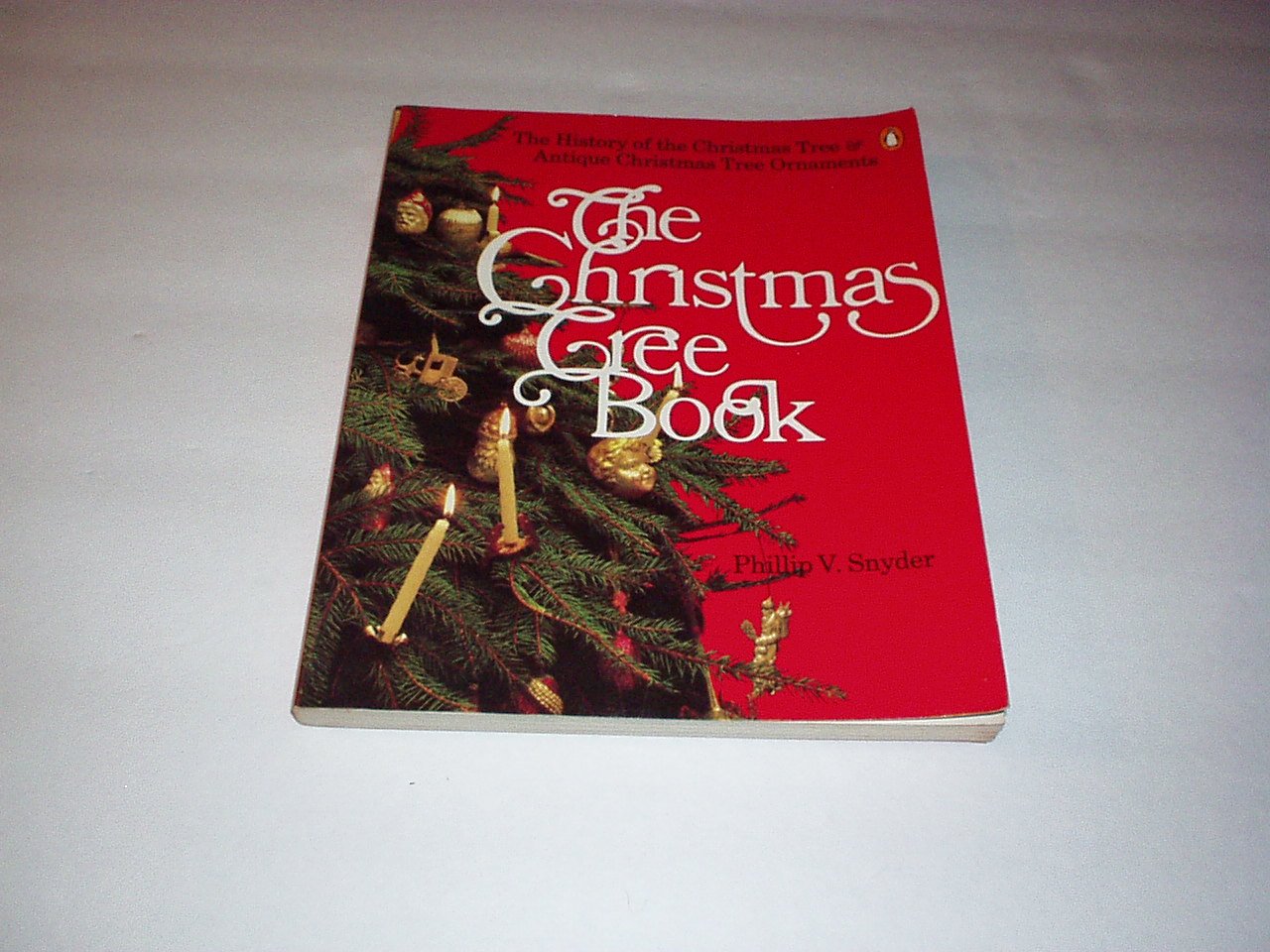 The Christmas Tree Book (The History of the Christmas Tree & Ornaments) Phillip Snyder