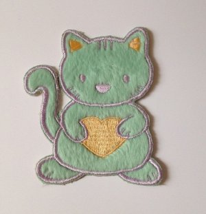 embroidery green furry cat hug yellow heart embroidered badge doll DIY Designer&acirc;�&raquo;4DesignCraft&acirc;�&raquo;