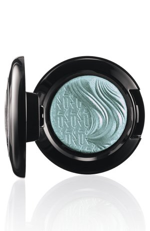 MAC Glamour Daze Extra Dimension, *Devine Blue* Eye Shadow