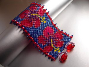 Handmade Beaded CRISP HIBISCUS Bracelet