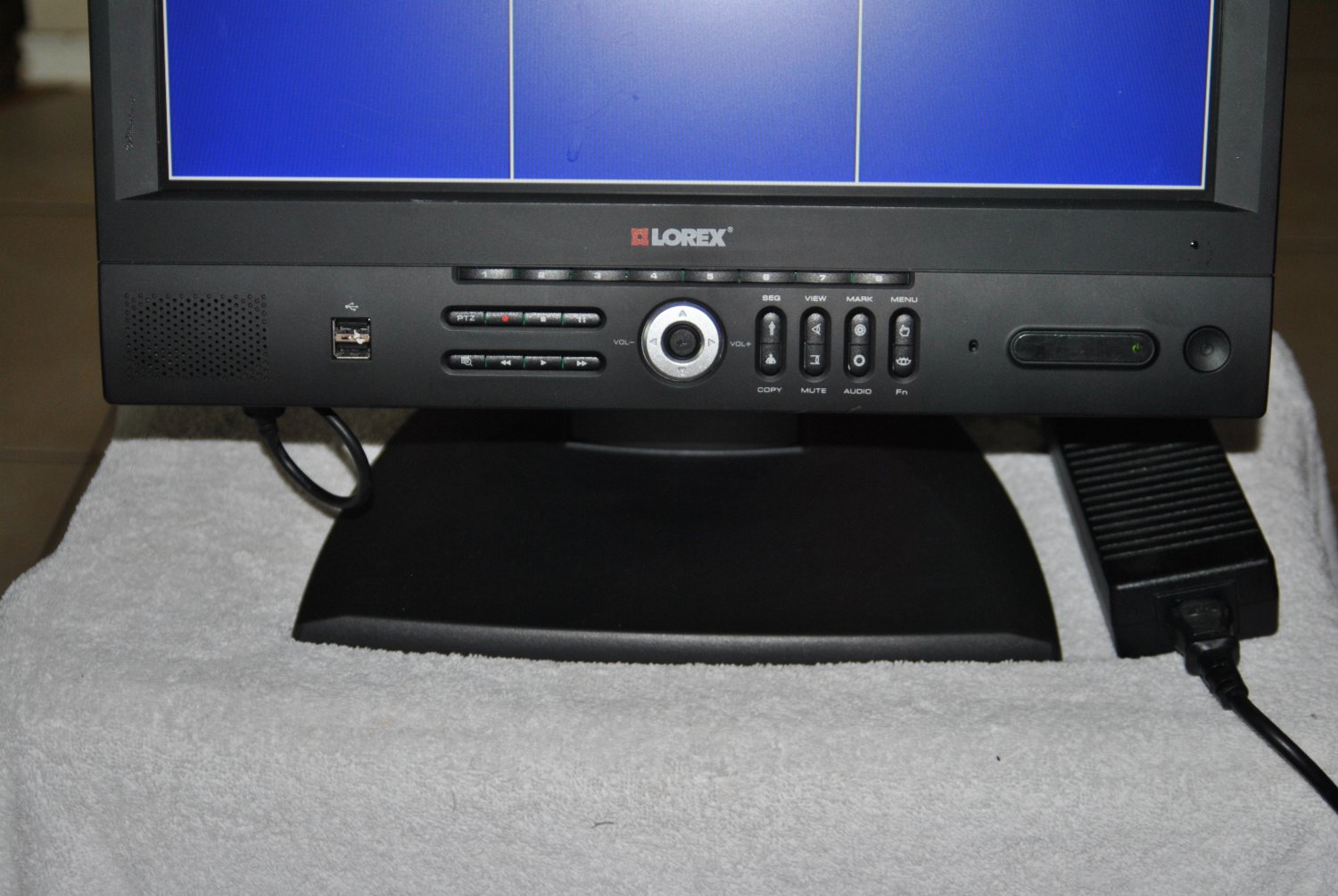 Lorex 19" LCD 8 Channel DVR Combo L19LD800501 with 4 MC7540 Color