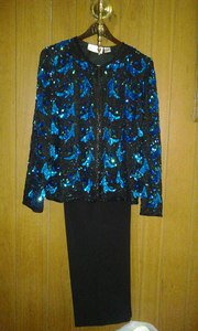 Lawrence 100% silk v pretty suit with sparkle 4 woman size . M .