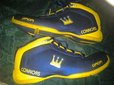 D. C sneaker  4 men bot  very pretty. Size10 w