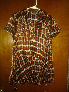 Blouse very soft feeling like silk  very cute  size M