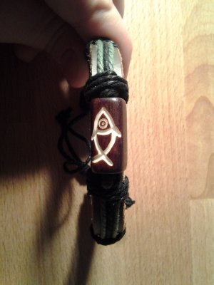 Adjustable leather bracelet