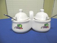 HOUSTON HARVEST DUAL SERVING STONEWARE BOWLS W/HANDLE LIDS & SPOONS