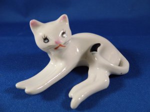HAND PAINTED VINTAGE MINI CERAMIC WHITE CAT BLUE EYES BLACK TIP ON IT'S TAIL