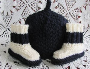 Hand knitted baby set shoes and hat 0-6 months
