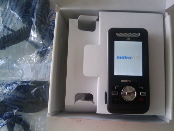 METRO PCS ZTE EZZENSE C70 PHONE.........