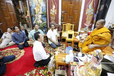 THAI MINI AMULET GUMAN THONG KUMAN TONG CHANT MAGIC LP NANE LUCKY MONEY GAMBLE