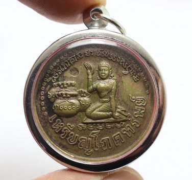 NANGKWAK POKASUP LP MOON LADY CALL MONEY LUCKY BO LEAF YANT THAI AMULET PENDANT