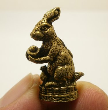 TINY LUCKY RABBIT HOLD MONEY THAI MINI FIGURINE STATUE BLESS AMULET MAGIC BUNNY