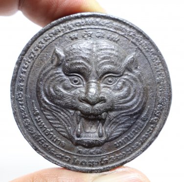 PHRA LP PIEN TIGER BIG COIN MAGIC BLESS MUAY THAI LUCKY PROTECTION AMULET CHARM