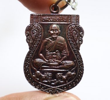 LP PERN RIDE DUO TIGER PENDANT BLESSED IN 1985 MUAY THAI STRONG MAGIC PROTECTION