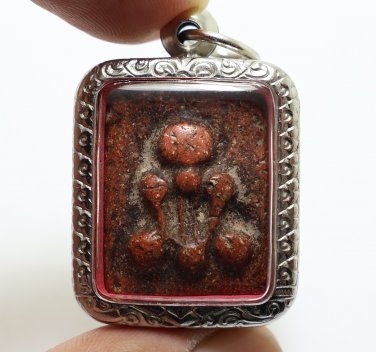 PHRA PIDTA GRADUK PHII RED AMULET BLESSED IN 1942 CLOSE EYES BUDDHA THAI PENDANT
