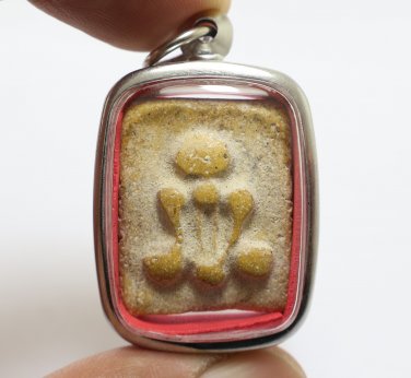 PHRA PIDTA GRADUK PHII YELLOW AMULET 1942 CLOSE EYES BUDDHA THAI ANTIQUE PENDANT