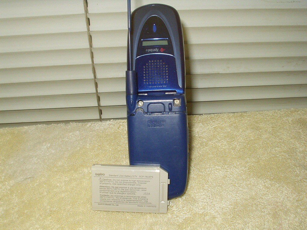 sprint flip phone sanyo vi2300 dark blue & silver 3g