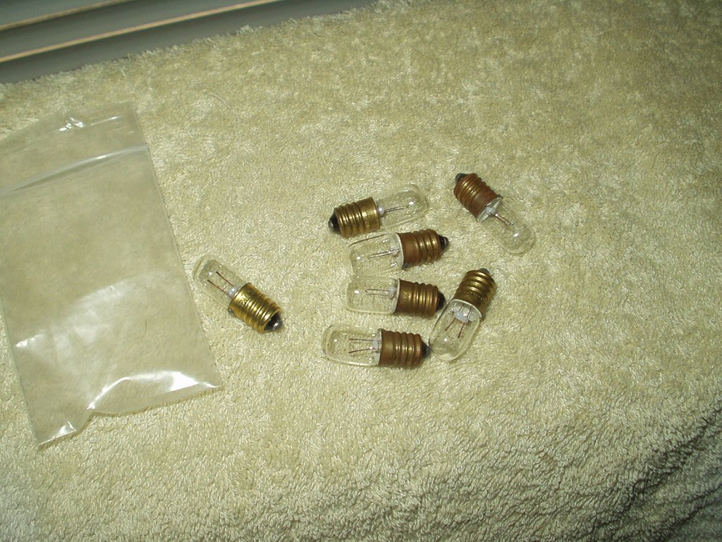 miniature light bulbs 2.5 volt screw in flashlight hobby 1 .19" total length lot of 7