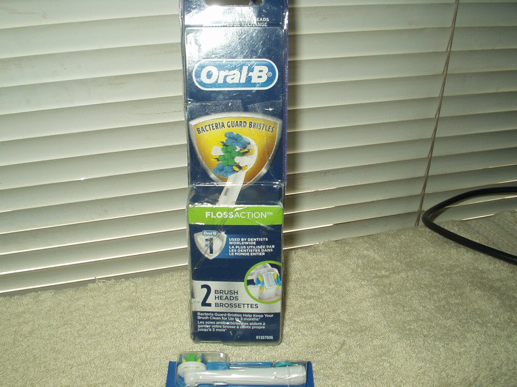 Braun Oral-B Floss Action Electric Toothbrush Replacement Brush Head lot of 1 open box