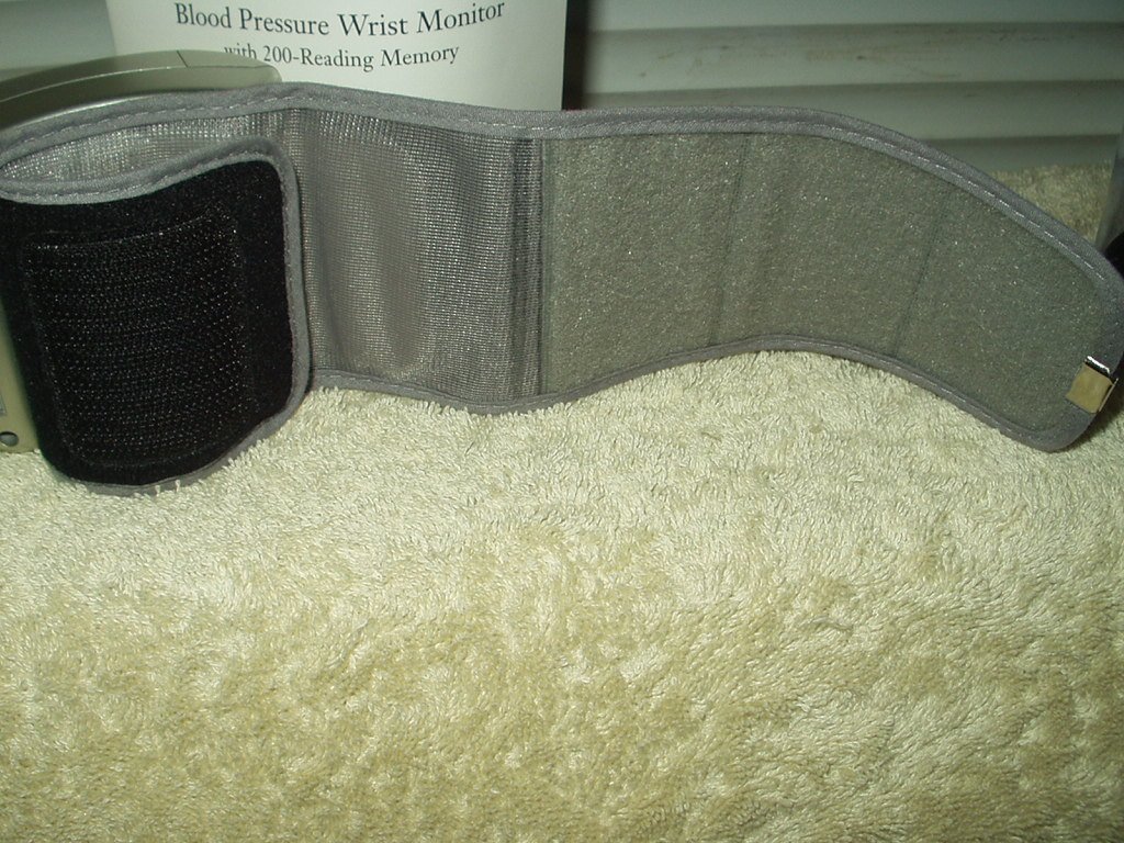 sharper image digital wrist blood pressure monitor w/ case # me 803