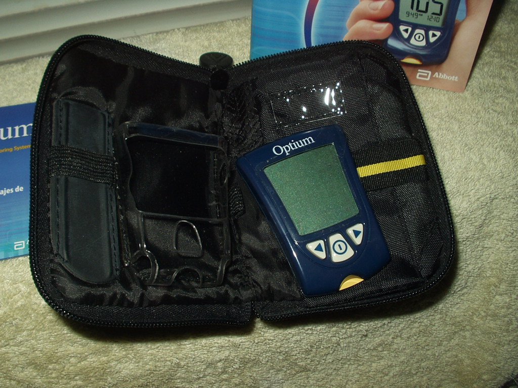 freestyle optium blood glucose meter / monitor case manuals