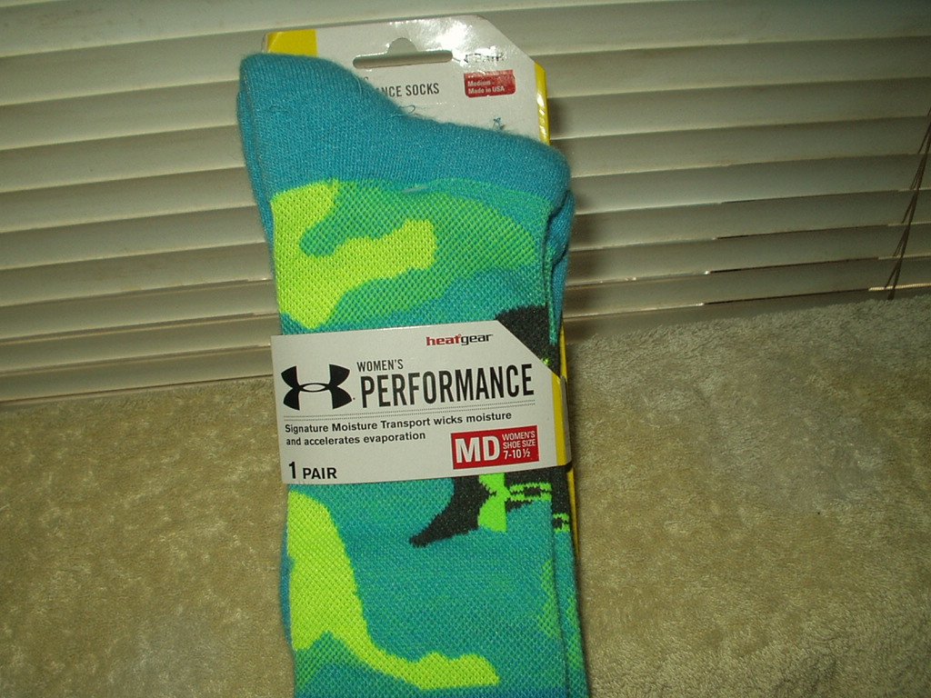 under armour women's performance md socks 1 pair 7-10.5 size teal & green