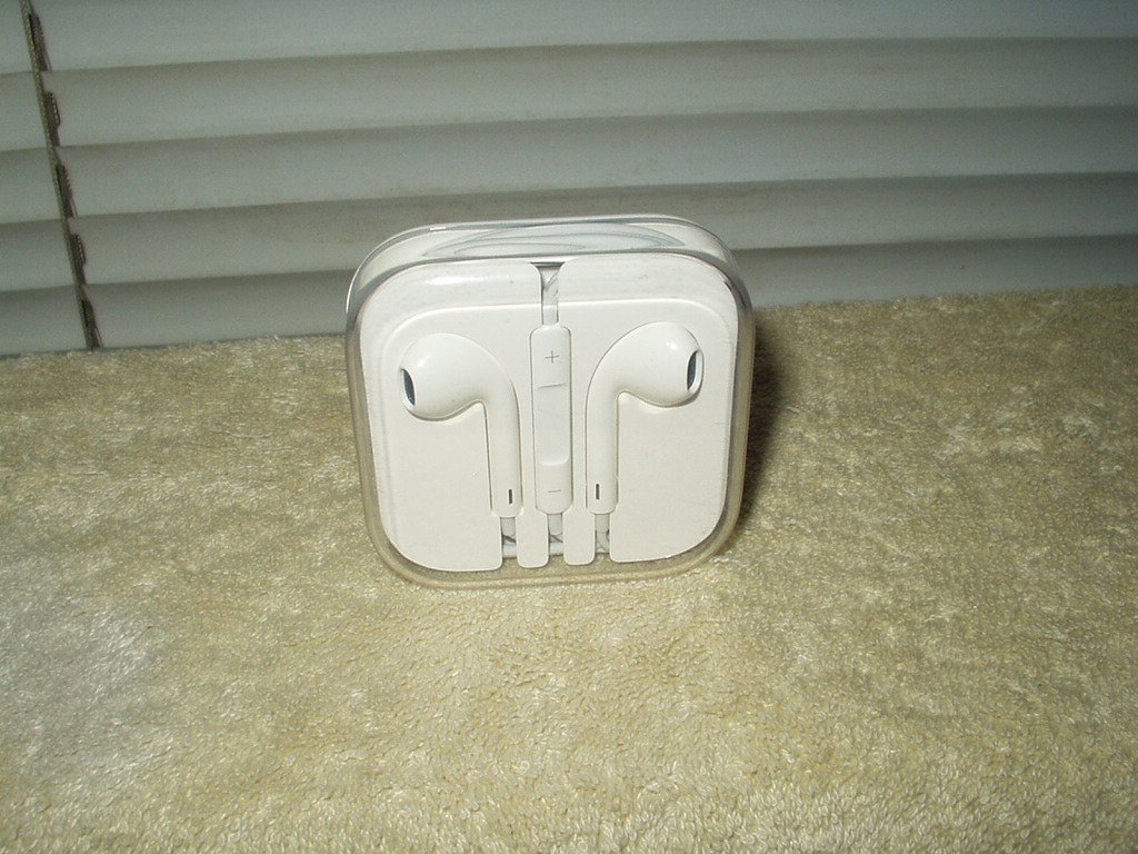 apple earpods earbudswith microphone 3.5mm connection for any device universal