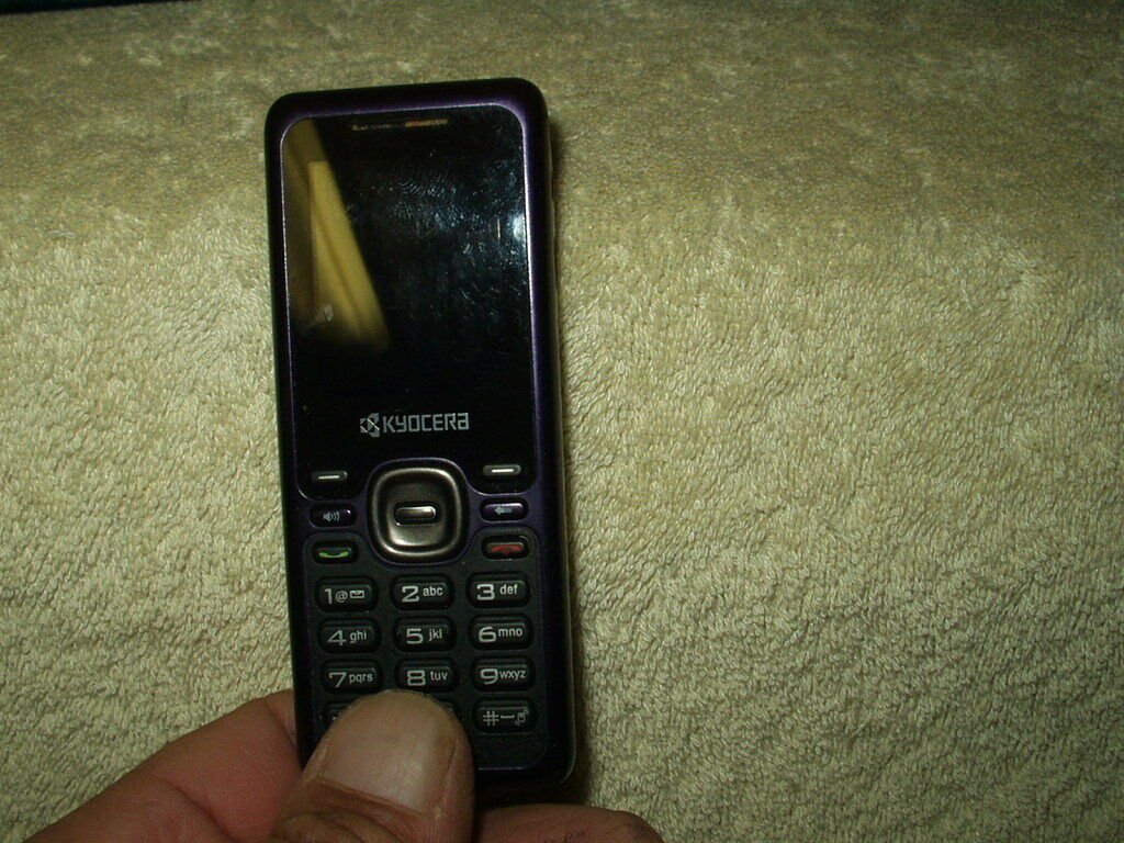 kyocera domino s1310 prepaid phone metro pcs purple colored nice!