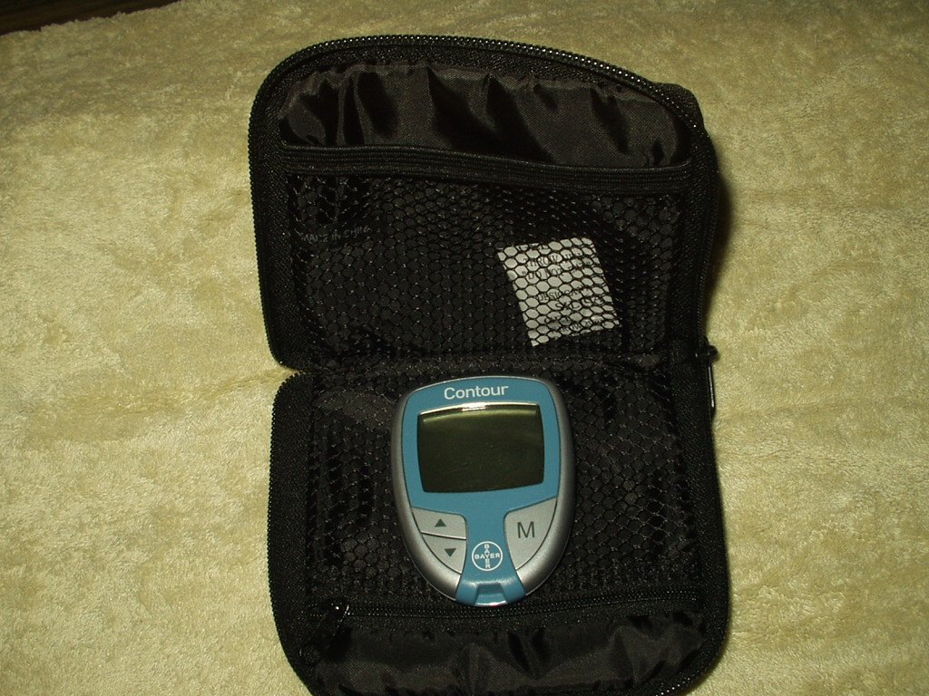 bayer contour glucose monitor / meter # 9545c & case / pouch