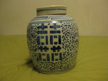 ANTIQUE CHINESE PORCELAIN JAR WITH COVER.