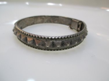 SILVER-TONE PUSH HINGE STYLE BRACELET. (ALP2)