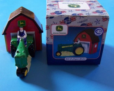 2000 JOHN DEERE NARROW FRONT TRACTOR & BARN SALT & PEPPER SHAKER JD  Enesco NRFB