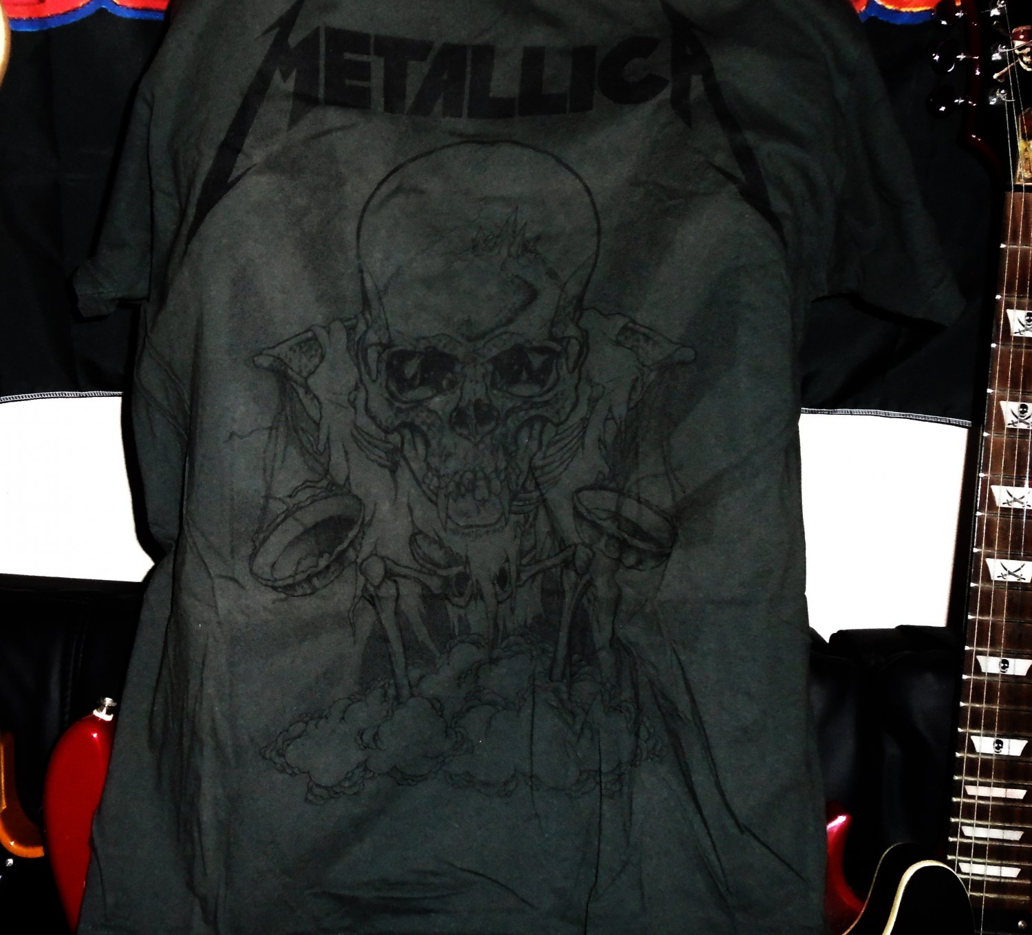 metallica skull xl dark tee with black art in excellent shape - metal hard rock