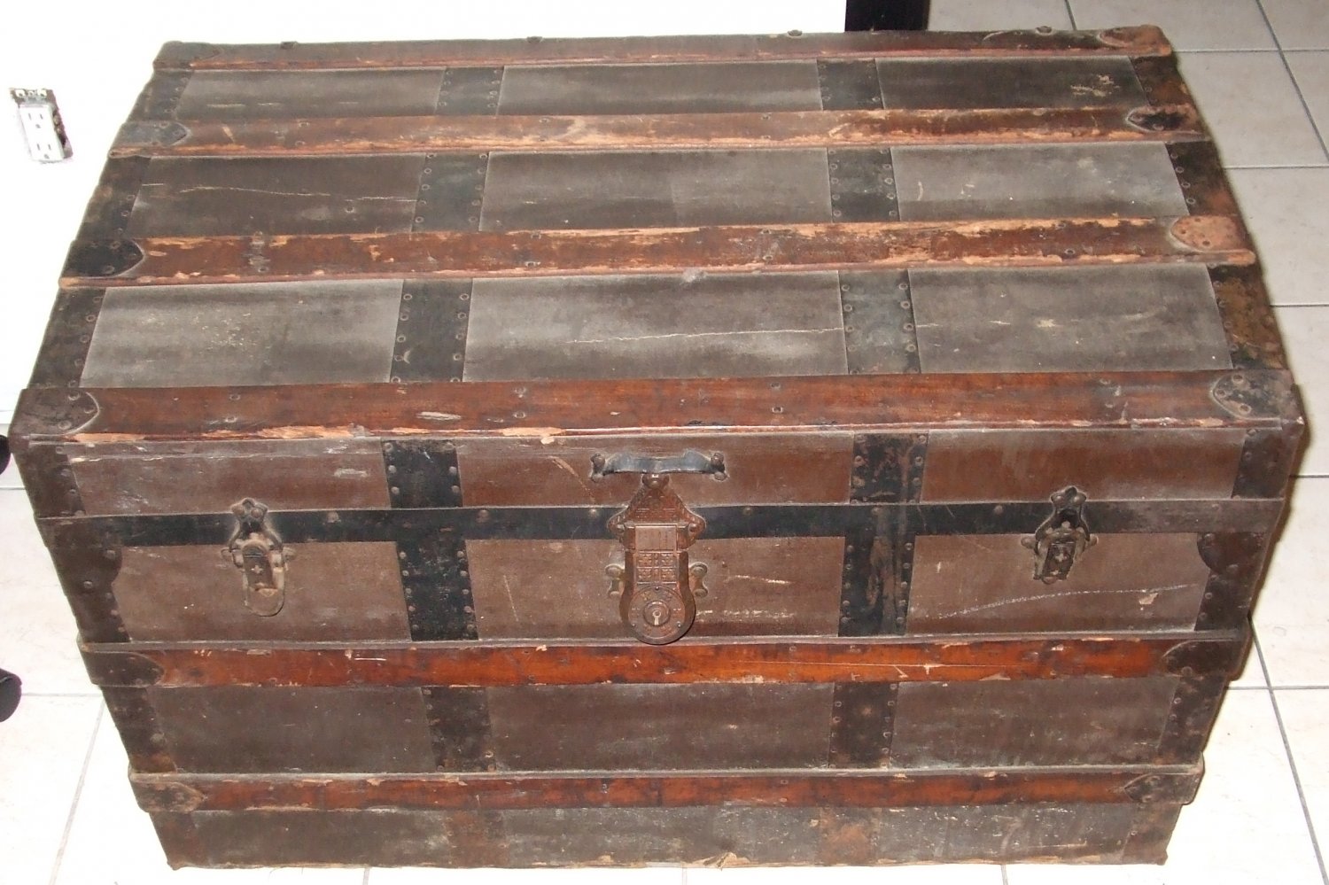 large trunk from 1800 Antique Victorian child&#39;s steamer trunk chest toy box