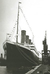 RMS TITANIC UNSINKABLE ICEBERG LARGEST WHITE STAR SHIP LINE 1912 ...