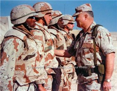 PHOTO GENERAL STORMING NORMAN SCHWARZKOPF GULF WAR 1991 OPERATION DESERT STORM