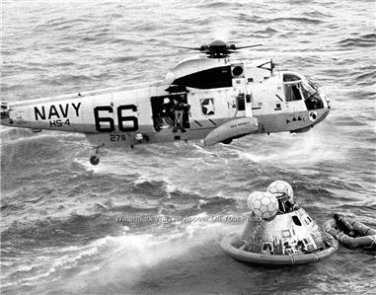 APOLLO 11 SPACE CAPSULE COLUMBIA ASTRONAUTS NAVY SEALS HELICOPTER RESCUE PHOTO