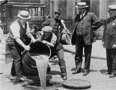 PHOTO ILLEGAL LIQUOR DURING PROHIBITION BOOZE FEDERAL AGENTS LOCAL POLICEMEN