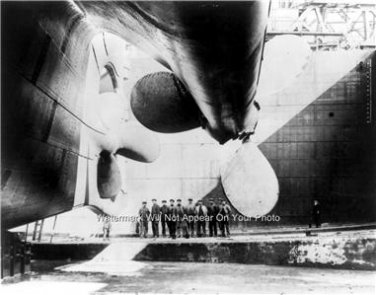 RMS Titanic Ship workers with huge propeller photo 1911